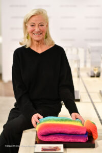 Iris von Arnim mit R ainbow Cashmere Klassiker LODENFREY x Iris von Arnim - Jubiläums-Event „50 Jahre Cashmere-Kultur“ und Fashion Talk bei Lodenfrey in München am 09.10.2026 / Foto: BrauerPhotos / Goran Nitschke
